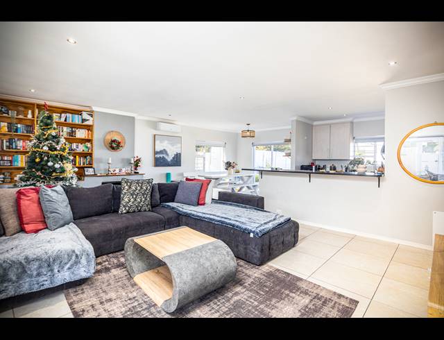 4 BEDROOM FREESTANDING TO LET IN TABLE VIEW